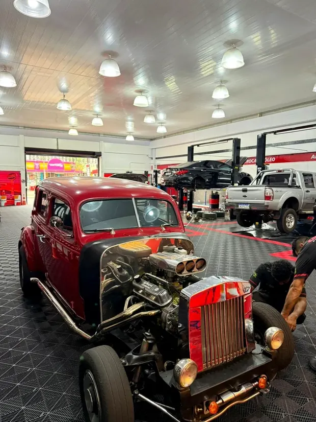 Hot rod clássico em manutenção na oficina da Giro