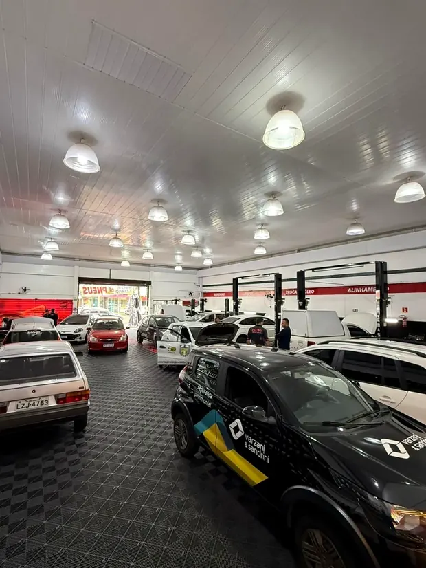 Elevadores automotivos da oficina em operação