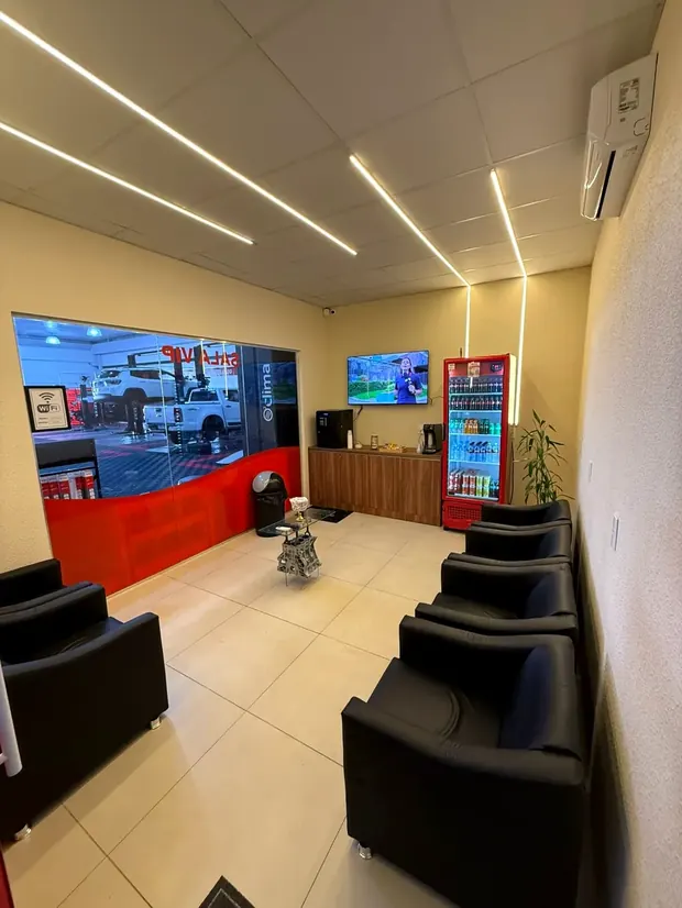 Sala VIP climatizada com poltronas, TV, café e bebidas